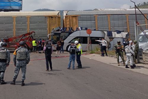Continúa movilización por embestida del tren a autobús de pasajeros; ya son 10 los fallecidos